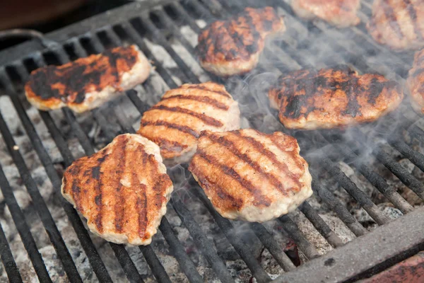 Griller des boulettes de viande sur le barbecue — Photo