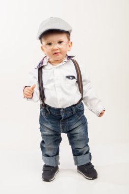 şapka, gözlük ve pantolon askısı ile şirin çocuk