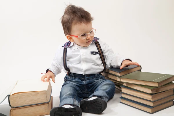 Carino bambino con gli occhiali guardando un libro — Foto Stock