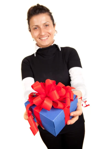 Retrato de uma menina sorridente segurando caixa de presente azul com fita vermelha — Fotografia de Stock