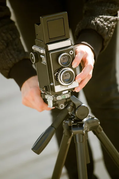 Tomar fotos con la vieja cámara vintage — Foto de Stock