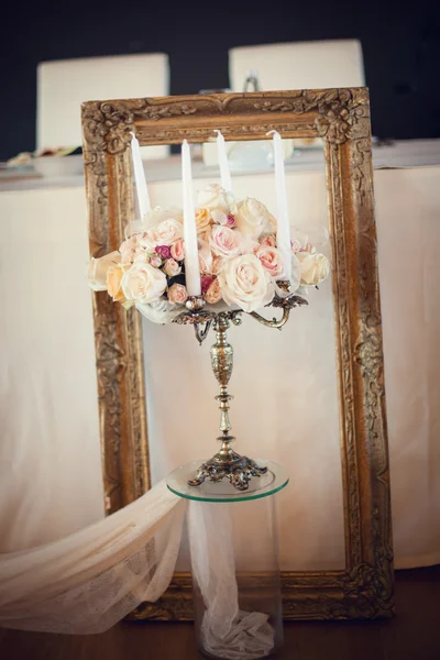 Antiker Kerzenständer mit Hochzeitsstrauß. Hochzeitsdekoration — Stockfoto