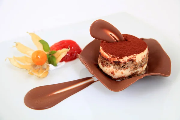 Pedazo de pastel de tiramisú de chocolate — Foto de Stock