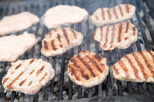 Griller des boulettes de viande sur le barbecue — Photo