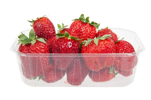 Φρέσκες φράουλες σε πλαστικό κουτί, που απομονώνονται σε λευκό — Φωτογραφία Αρχείου
