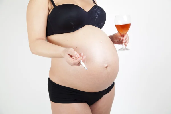 Pregnant woman holding wine and cigarette — Stock Photo, Image