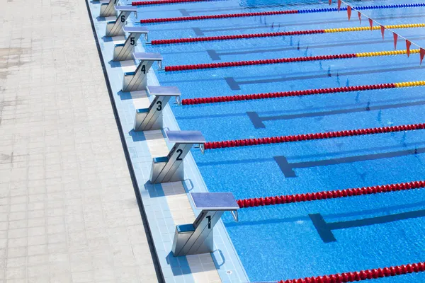 Řádek startovní bloky bazén olympijské velikosti — Stock fotografie