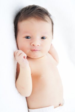 Sevimli yeni doğmuş erkek bebek