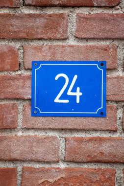 sayı 24 işareti, duvar eski ev