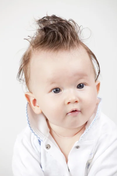 Schattige kleine jongen van de baby, met mooie kapsel — Stockfoto