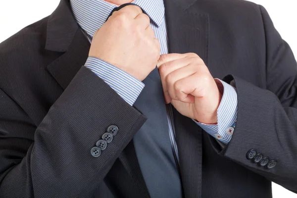 Nahaufnahme eines Geschäftsmannes, der seine Krawatte justiert — Stockfoto