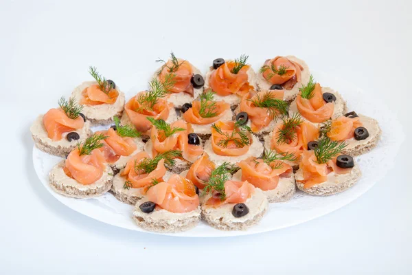 Prato de festa com sanduíches com salmão — Fotografia de Stock