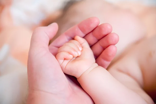 Sosteniendo una mano del bebé — Foto de Stock