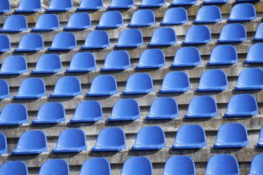 Futbol stadyumunda plastik mavi koltuklar