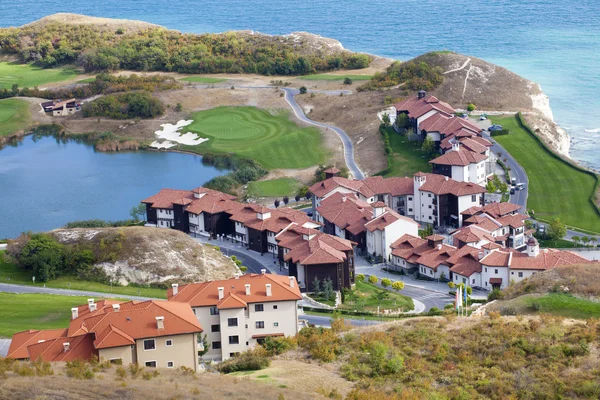 Ett Flygfoto av golf resort på kusten — Stockfoto