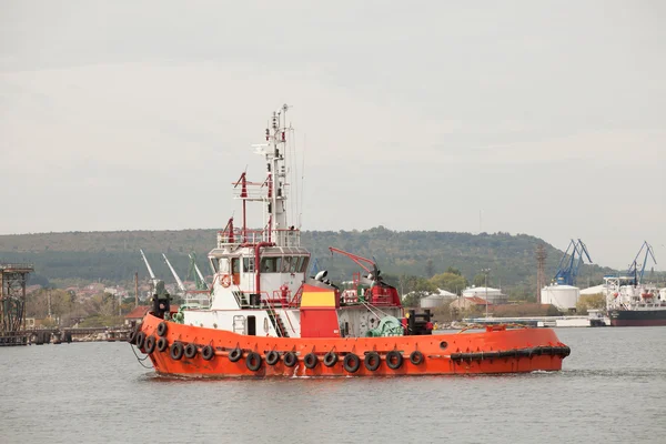 Red tug boat in the port — Stock Photo, Image