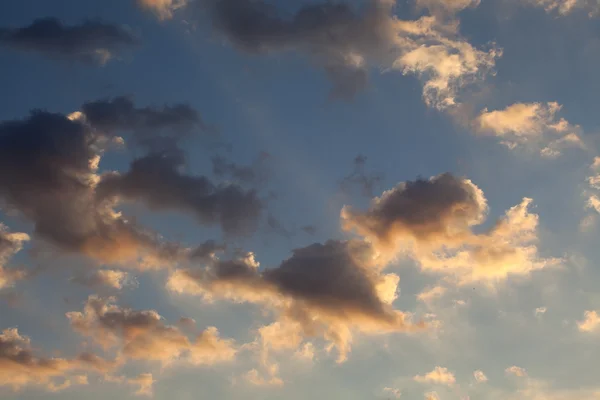 Blå himmel i solnedgången — Stockfoto