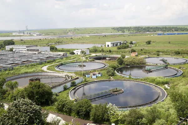 Construcción de limpieza para un tratamiento de aguas residuales — Foto de Stock