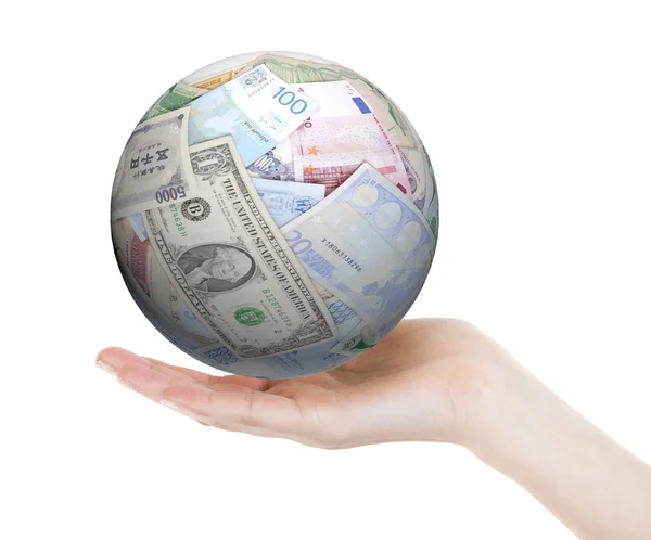 Hand holding een bal gemaakt van verschillende bankbiljetten, geïsoleerd — Stockfoto