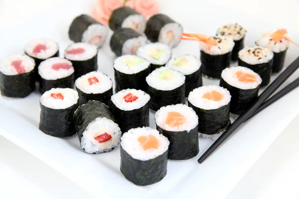 Sushi hosomaki zestaw na białym talerzu. Tradycyjne japońskie sushi rolki — Zdjęcie stockowe