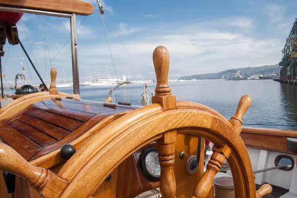 Altes Bootslenkrad aus Holz — Stockfoto