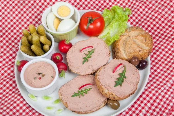 Plate with slices of bread with home made pate, decorated with vegetables — Stock Photo, Image