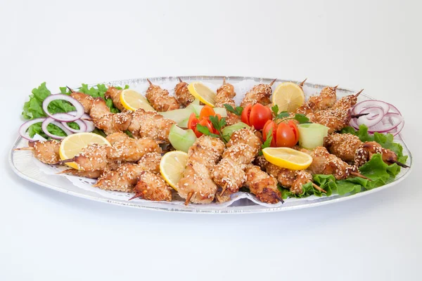 Platter com frango shish kebab com legumes — Fotografia de Stock