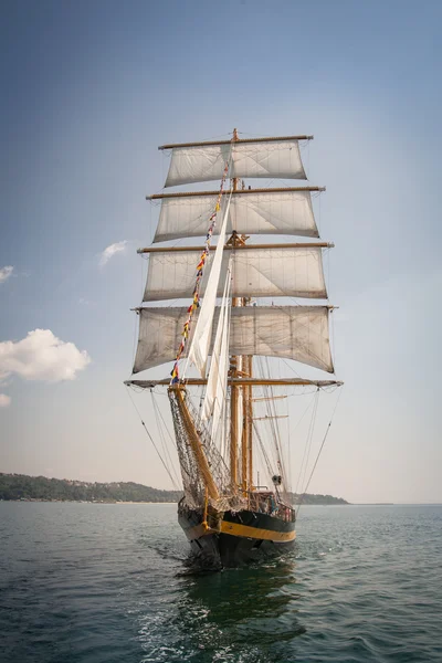 Старый корабль с белыми продажами, плывущий в море — стоковое фото