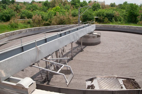 Construcción de limpieza para un tratamiento de aguas residuales —  Fotos de Stock