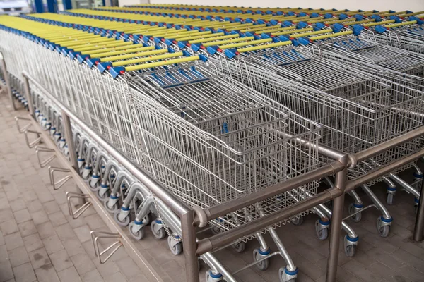 Carros de compras vacíos en el gran supermercado — Foto de Stock