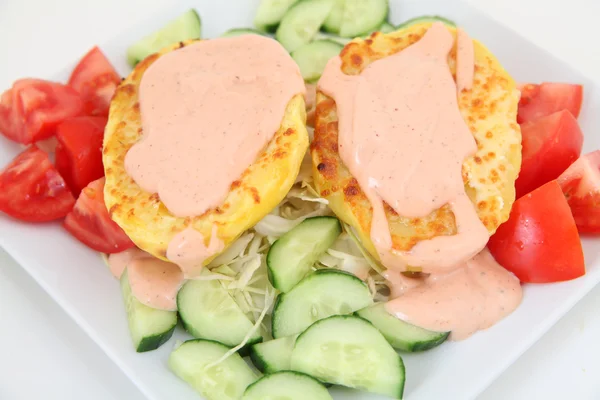 Heerlijke gebakken aardappelen met saus en groenten — Stockfoto