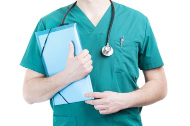 Mavi klasörün ve izole stetoskop ile doktor