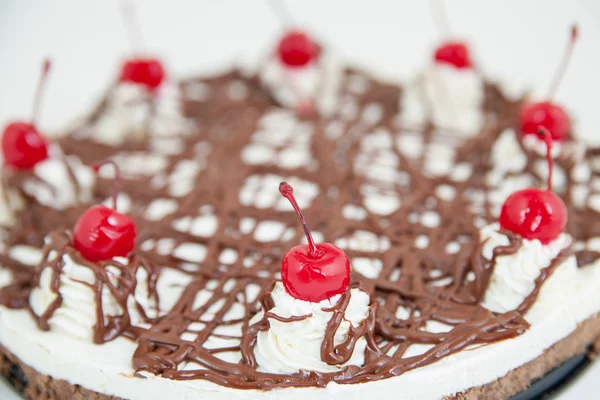 Pastel de chocolate con cereza — Foto de Stock