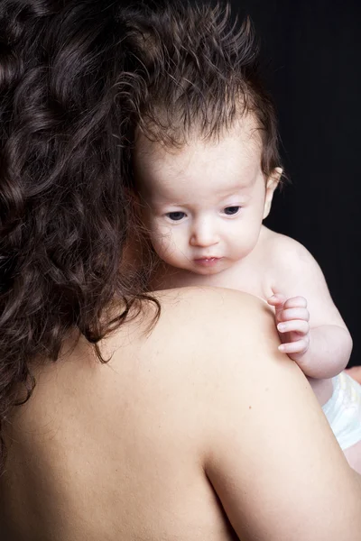 Newborn baby on his Mothers shoulder — Stock Photo, Image