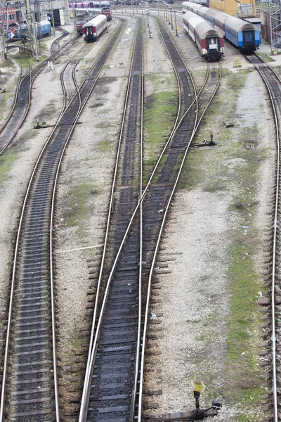 Железнодорожные пути, ведущие к различным путям — стоковое фото