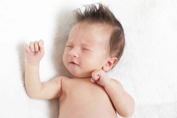 Bonito bebê recém-nascido menino dormindo — Fotografia de Stock