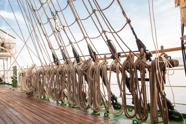 Ropes on an old vessel, sailing — Stock Photo, Image