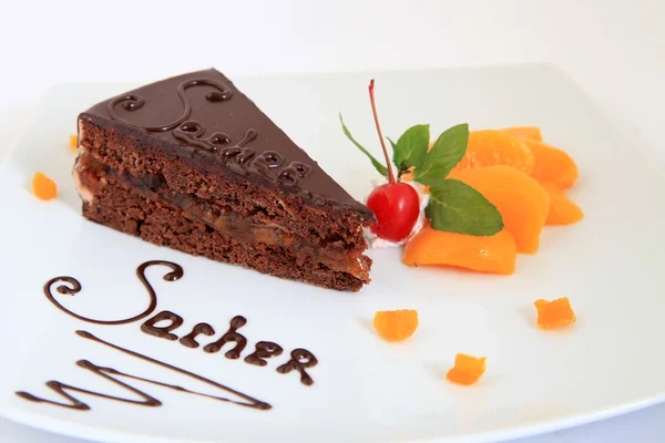 Pastel sacher de chocolate fresco con decoración — Foto de Stock