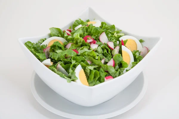 Green salad with eggs and radishes — Stock Photo, Image