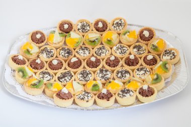 Farklı dolgulu küçük keklerle dolu bir parti tabağı. Yemek servisi.