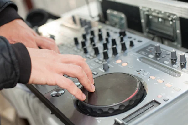 Dj mistura a faixa na festa — Fotografia de Stock