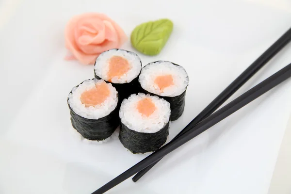 Hosomaki, losos. Tradiční japonské sushi rolky — Stock fotografie