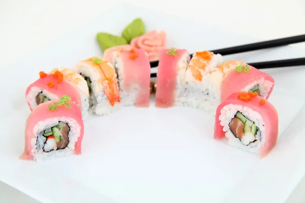 Gökkuşağı Maki Sushi yılan balığı, ton balığı, somon ve avokado ile — Stok fotoğraf