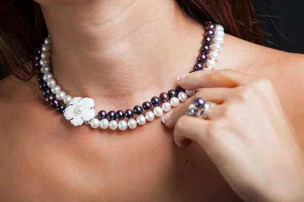 Donna con collana di perle sul collo — Foto Stock