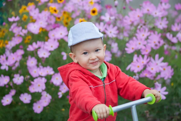 Schattig gelukkig glimlachende babyjongen spelen in de tuin — Stockfoto