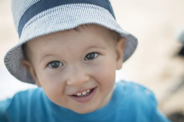 Leuke glimlachende babyjongen met hoed — Stockfoto