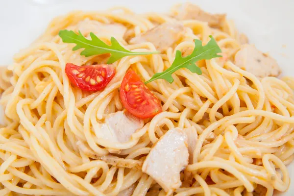 Spaghetti (pasta) with chicken fillet — Stock Photo, Image