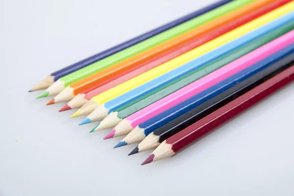 Куча цветных карандашей на белом фоне — стоковое фото