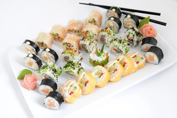 Maki sushi beyaz tabakta ayarla. Geleneksel Japon suşi rulo — Stok fotoğraf