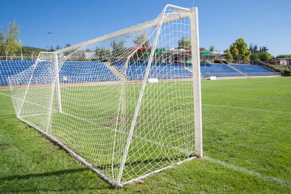Piłka nożna netto cel piłki nożnej zielona trawa — Zdjęcie stockowe
